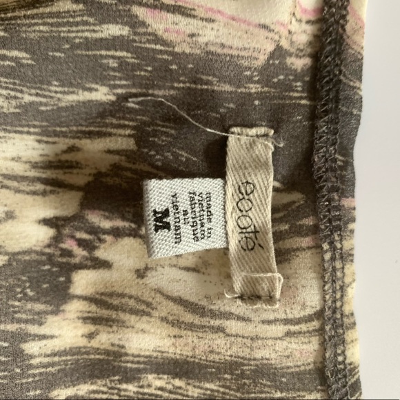 Low cut patterned blouse - Picture 2 of 3